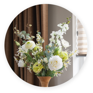 Vase - eiken - witte bloemen - urn - Memories to Keep - uitsneden